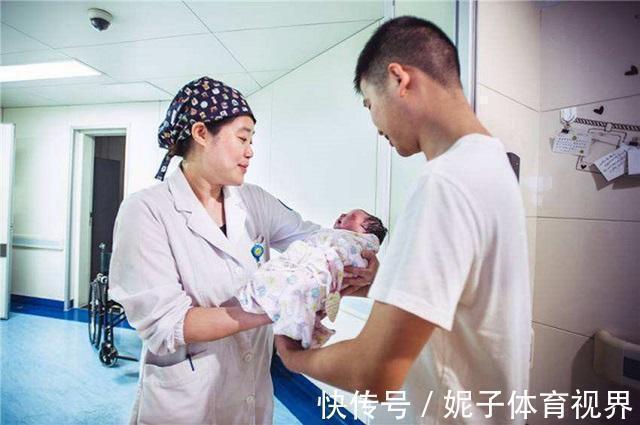 宝妈|“怕疼新生儿”走红,刚出生脐带还没剪就想跑,医生:发育得很好