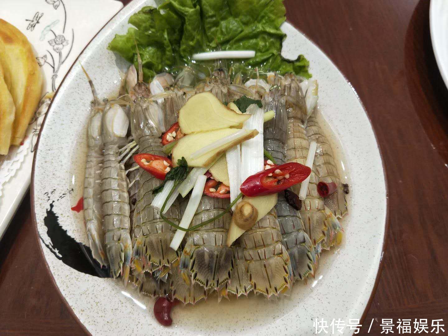 中午请老丈人一家吃饭，8个人花了1500元，老丈人太破费了