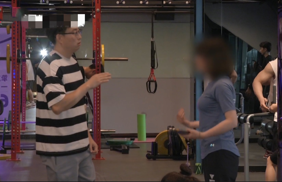 地面|拖拽哑铃把地面划伤,健身房要求赔2500,男子用布能擦掉