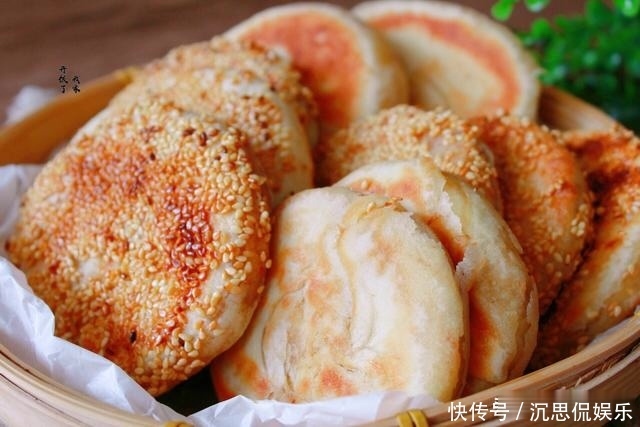 烧饼|酥到掉渣的烧饼,平底锅就能做,每次一斤面,咸香酥脆,出锅必光