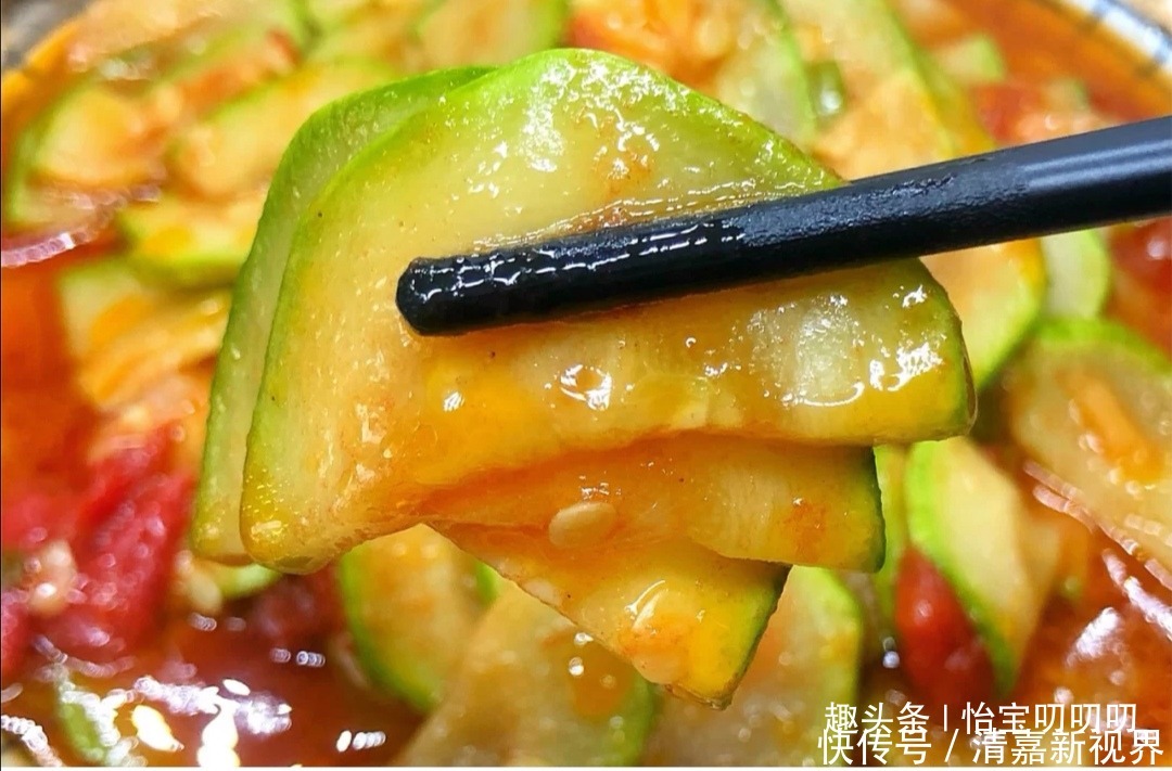 一扫而光|下饭又开胃的番茄炒西葫芦，简单又好吃，米饭一扫而光