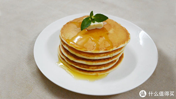 不用烤箱，平底锅就能做出松软如蛋糕的松饼，简单到没朋友