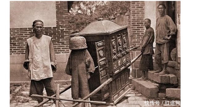 盖头|晚清旧照:第1张新娘的盖头是个盆,女子三寸金莲和空气刘海