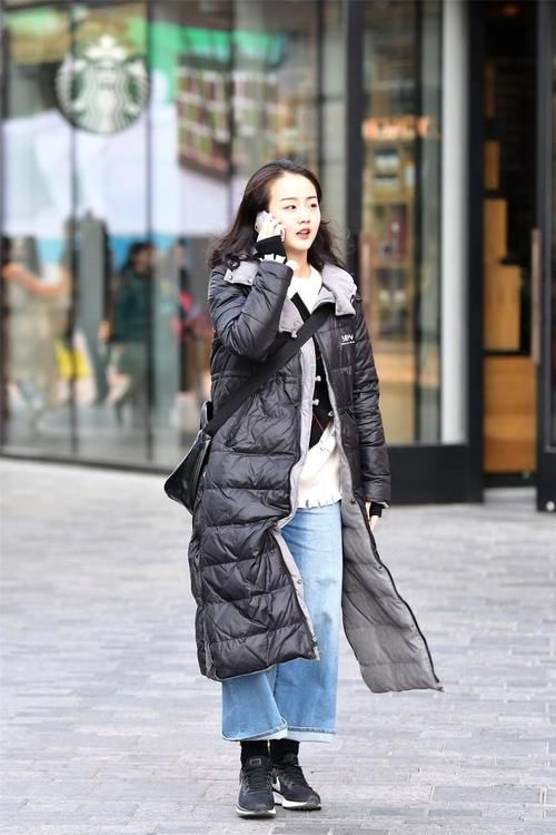 小姐姐搭配浅灰色的大衣,黑色修身裤子,非常漂亮!