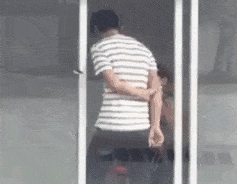 |搞笑GIF趣图:每个华丽的镜头瞬间背后一定有一个强大的摄影师!