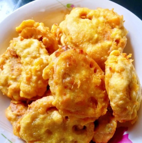 炸藕夹时，用面粉还是淀粉老师傅教你正确做法，藕夹酥脆不回软