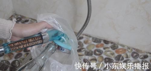 疏通|淋浴喷头堵了不用怕，学会这诀窍，只需一个塑料袋就能轻松解决