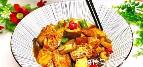 豆腐和香菇是绝配,冬天这样吃实在太香了,比大鱼大肉都好吃