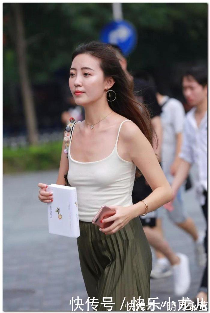 紧身|美女街拍灰色的紧身衣搭配超短热裤，让人眼前一亮