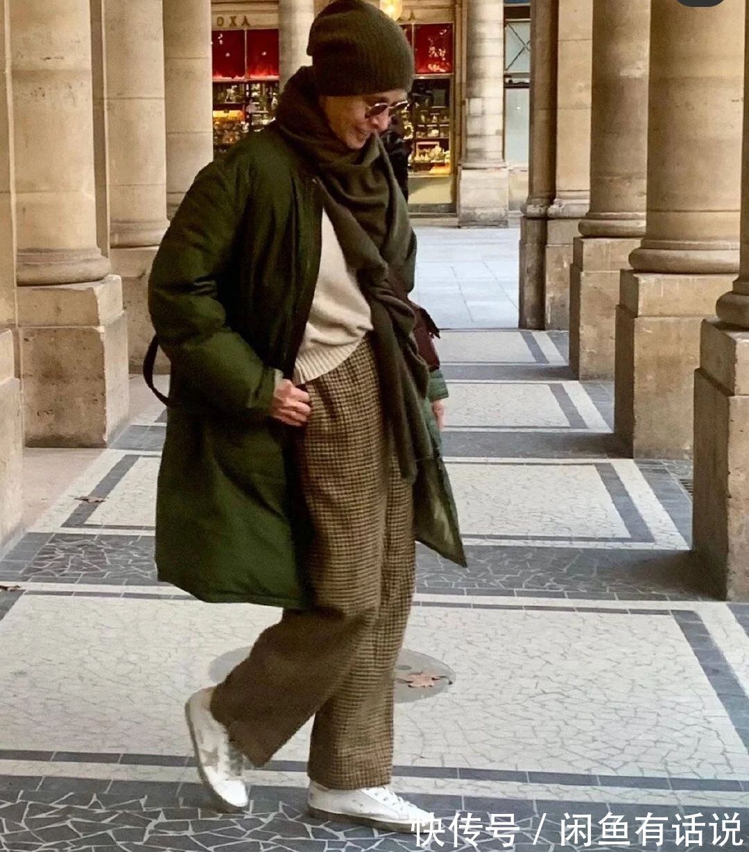 穿搭 50岁阿姨学75岁法国博主穿搭,风格却截然不同,一个优雅一个自然