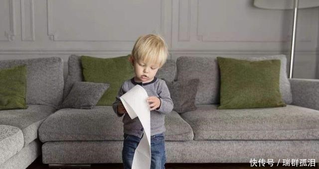 坏习惯|宝宝见什么啃什么,奶奶忍不住塞了猪蹄给孩子,全家人笑翻了