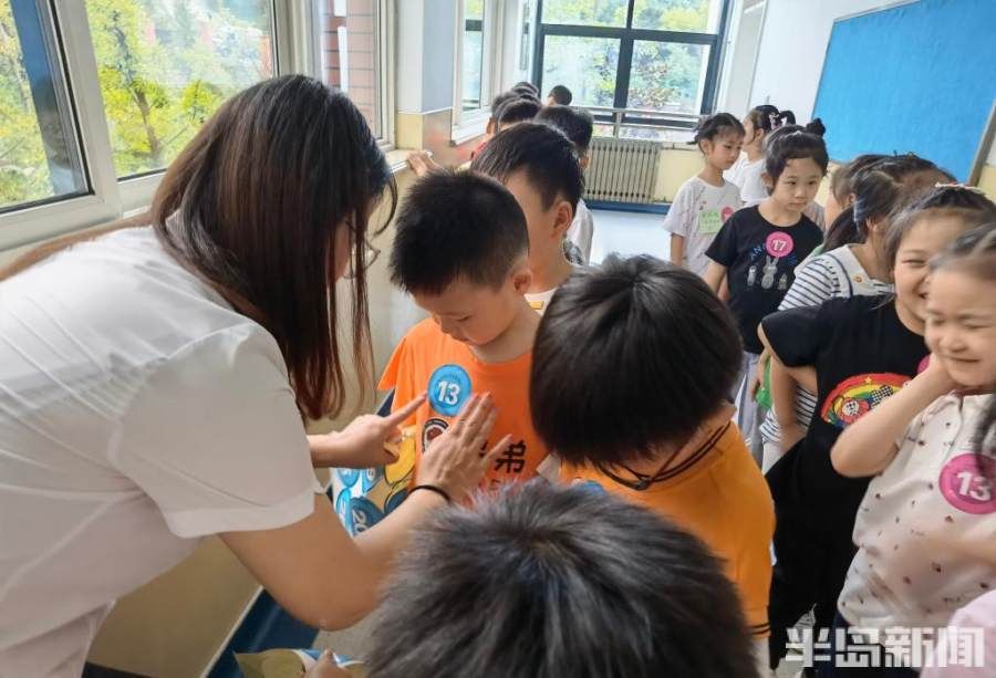 魏女士|“齐赫同”三胞胎！崂山区实验学校迎来有趣三兄妹，还有个四年级姐姐