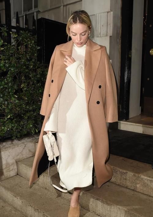 女人怎么穿才洋气？试试“大衣＋针织裙”，时髦减龄两不误