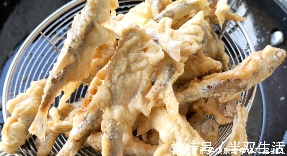 小鱼|油炸小鱼时，用面粉还是用淀粉？教你正确做法，酥脆好吃不回软