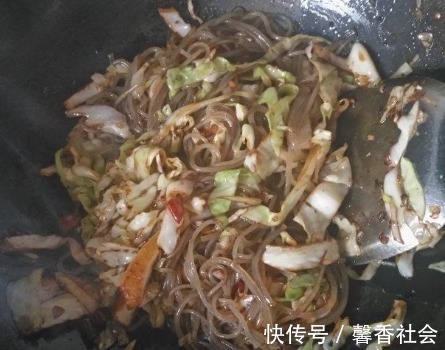 包菜|包菜炒粉条,大厨教你“过2水,放2油”,粉条不粘黏不成坨,好吃