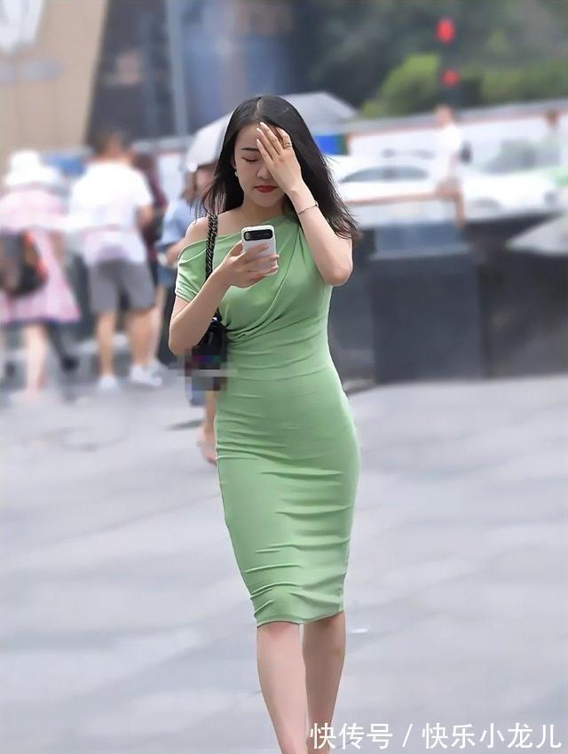 搭配 连衣裙既清新又美丽,搭配风格时尚一些,优雅浪漫