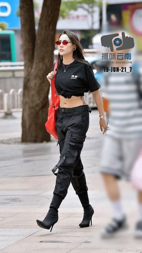 软妹子|露脐T恤搭配机车裤，凸显美女凹凸有致好身材！