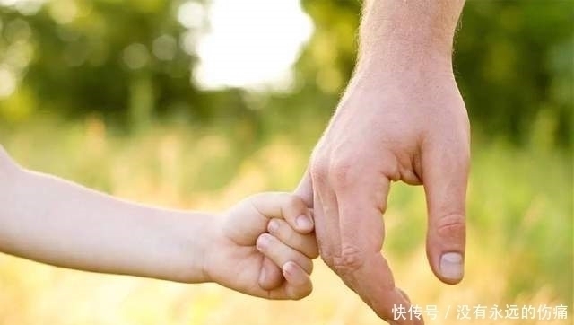 你是谁|爸爸首次去幼儿园接娃闹乌龙,孩子冷漠懵圈,老师一脸警惕