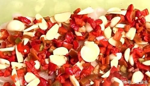 此菜我家一年做一次,做一次能吃一年,鲜香开胃,比大鱼大肉香