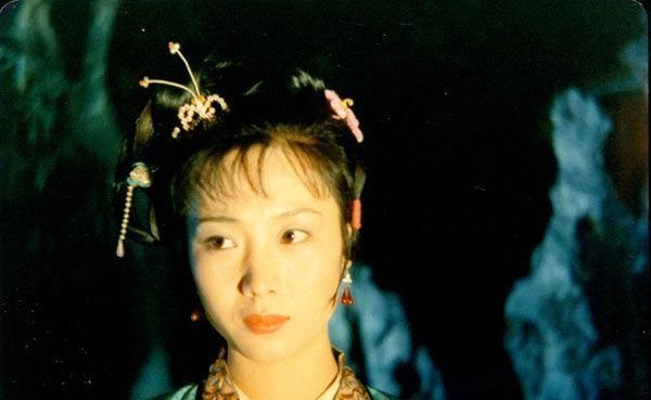 红楼梦$红楼梦:贾母身边的首席丫鬟鸳鸯,到底喜不喜欢贾琏?