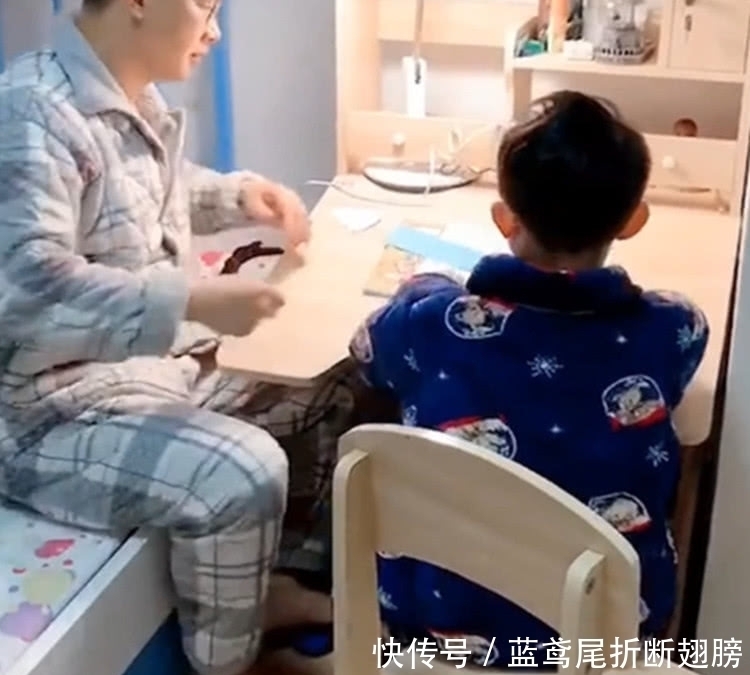 武器|爸爸陪儿子写作业,手上的武器亮了,还不赶紧写作业!