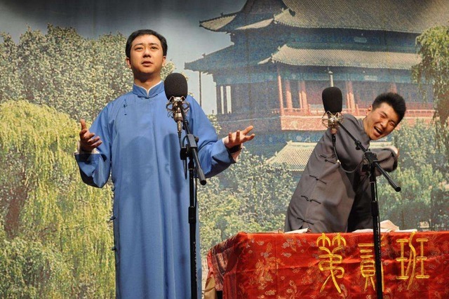 刘涛被王自健“公主抱”，满脸的无奈！谁注意到了他的手部动作