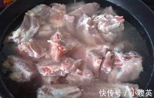 肋条|排骨好不好吃, 焯水是关键! 原来一直都做错, 难怪排骨不好吃!