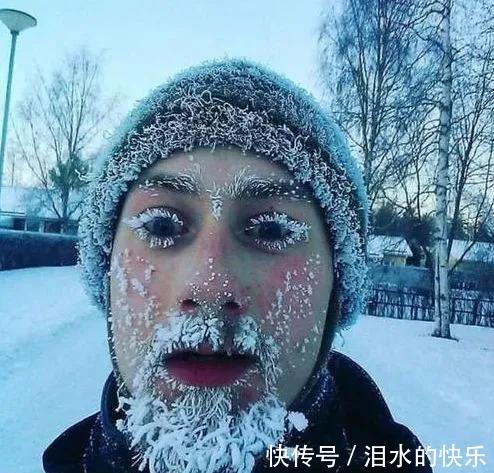 |搞笑GIF:尴尬了,找找有地缝没有?