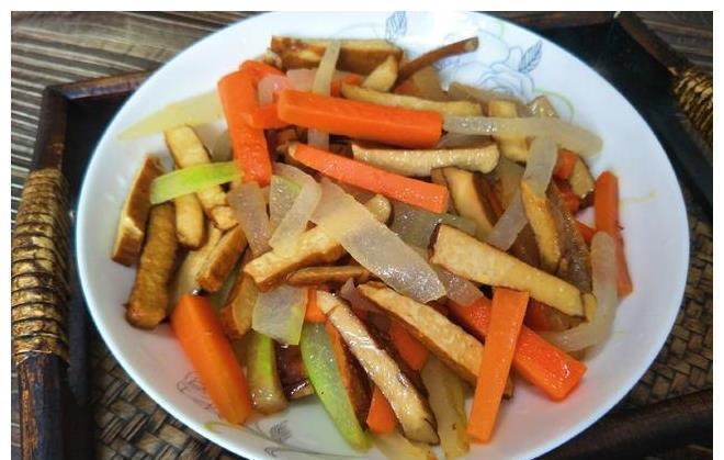 豆干|冬瓜这样做太好吃了，加入2样配菜，冬瓜清淡透明有营养，真香