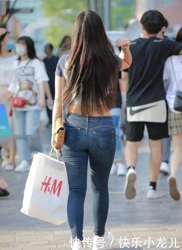 蓝色|穿搭白色短袖露脐装搭配蓝色打底裤,小姐姐太显活力了