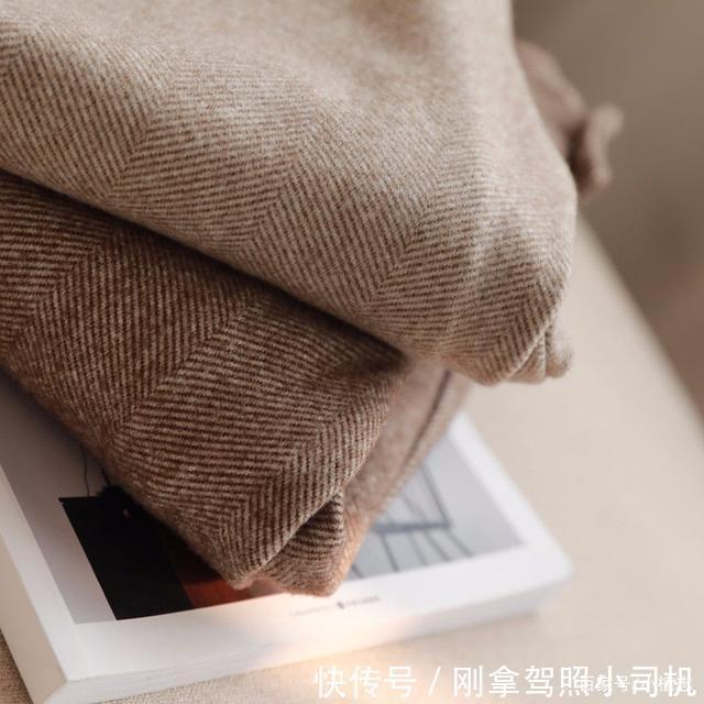 今年流行一种裤子叫“滑绒裤”高级显瘦,大气有型!