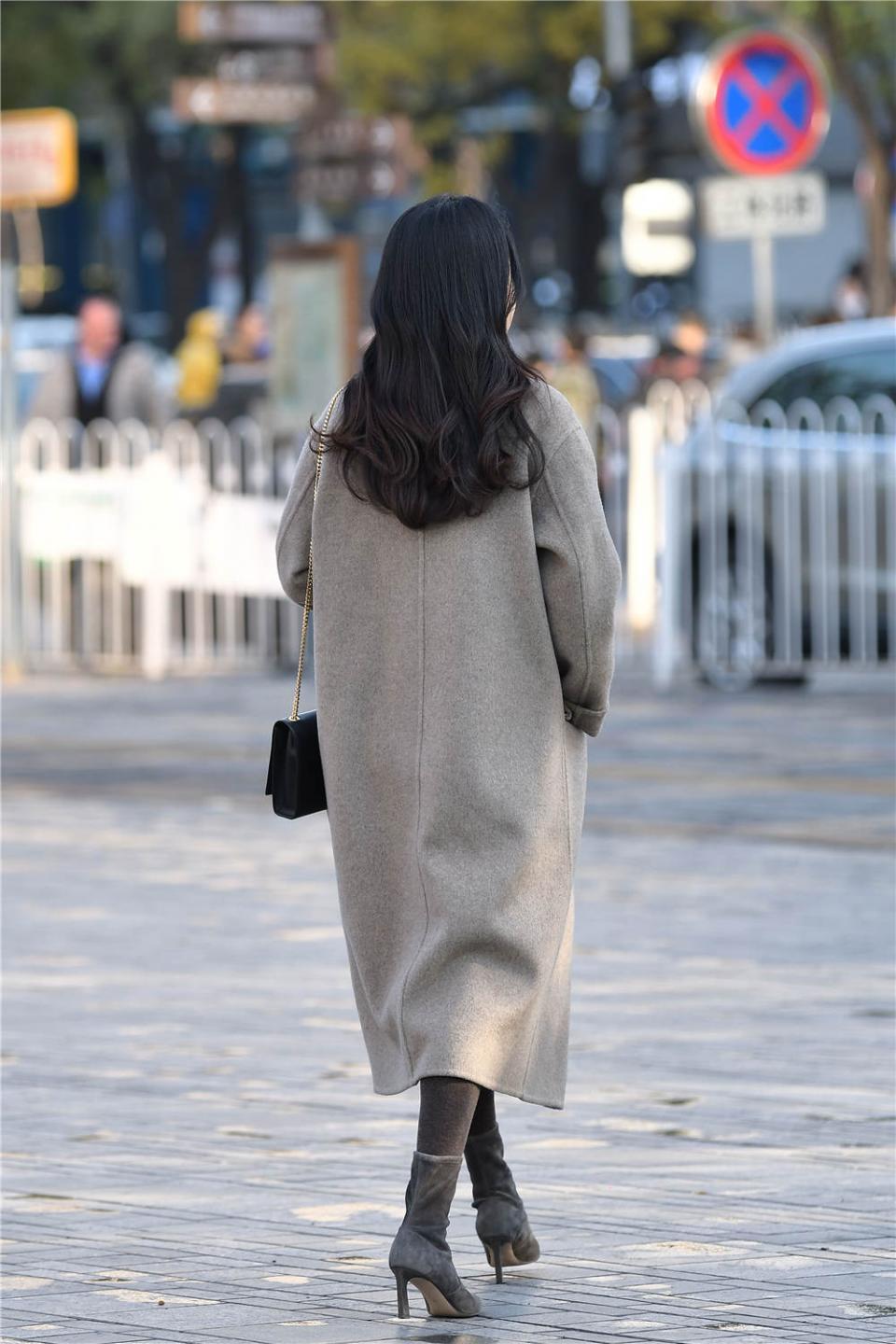 尖头 灰色尖头细跟短靴，搭配深色打底裤，灰色呢子大衣，休闲风格穿搭
