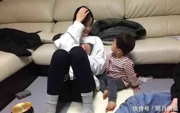 瑜伽|健身辣妈肤若凝脂,体态优美,被称为“少女妈”