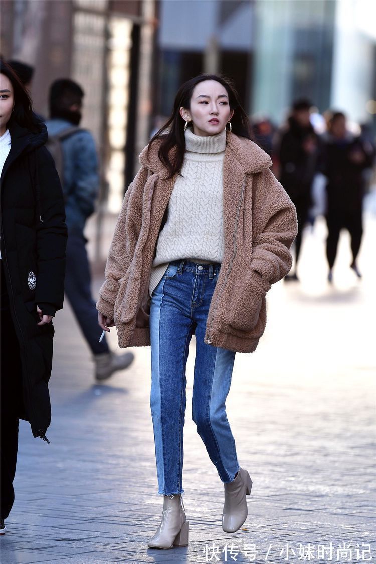 闺蜜|街拍:喜欢黑色搭配的闺蜜,选择同款的风衣,展现不一样的时尚!