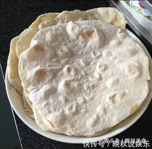 开水一烫,筷子搅一搅,2分钟出锅,比馒头还柔软,每天吃不够