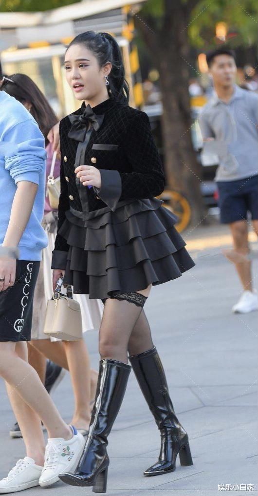 针织长袖和百褶裙让30岁的美女焕发青春、性感、显老