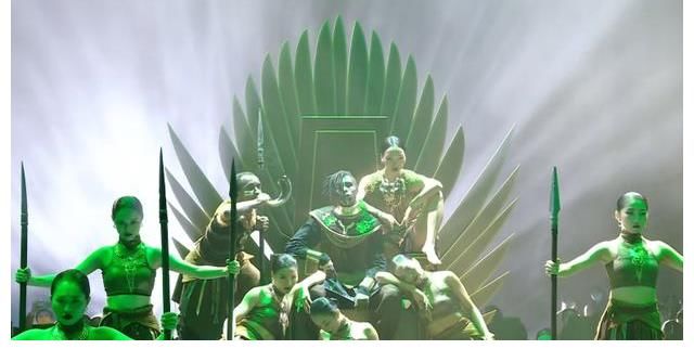 《这就是街舞4》总决赛之夜，布布打封闭上场，丛林造型致敬黑豹