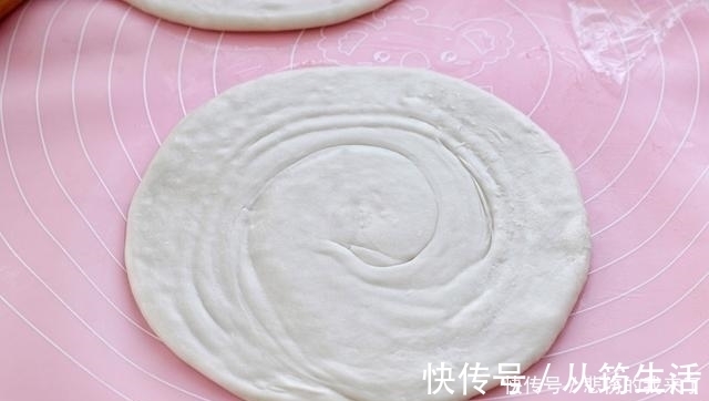 家常烙饼做法，外酥内软又筋道，比油条健康，学会可以出门摆摊了