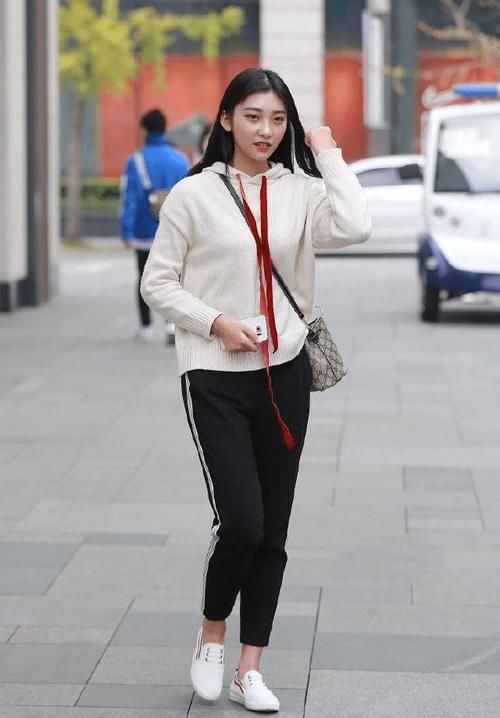 乌黑|连帽卫衣+运动裤,乌黑的披肩长发,小姐姐的身材被完美展示