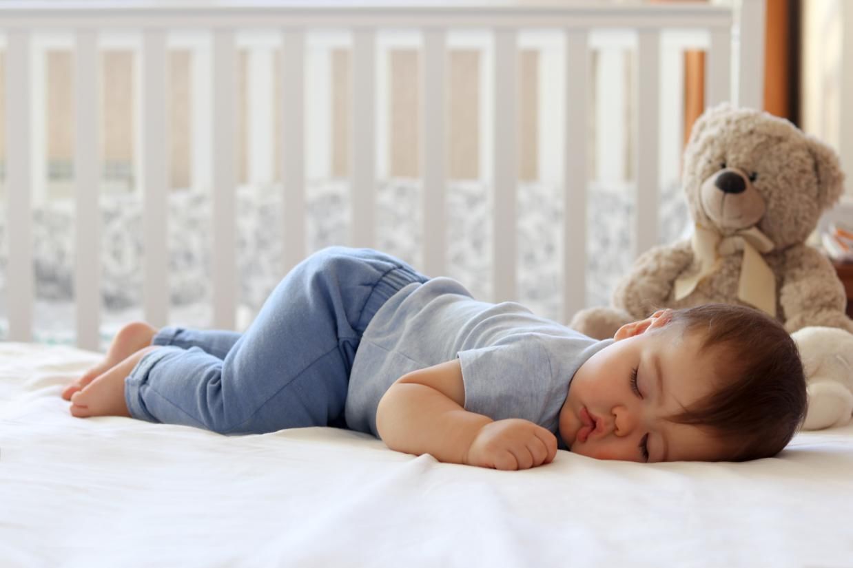 睡觉时有这三种姿势的娃，一般喜欢发脾气，不改或影响健康