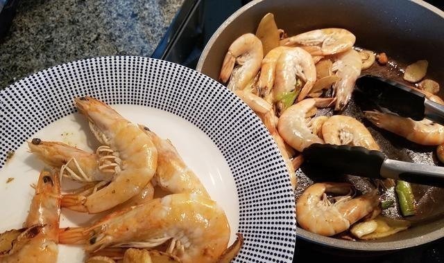 以后海鲜就这样吃,不油炸不清蒸,香气四溢,上桌连汤汁都不剩!