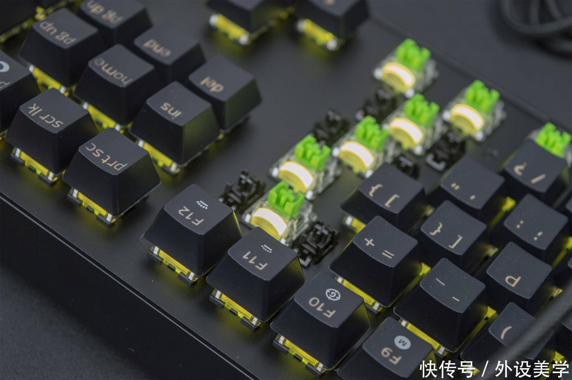 雷蛇|以灯之名,传奇再续:雷蛇黑寡妇 V3 绿轴版开箱