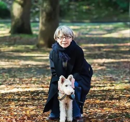 这位日本“大妈”时髦火了！她的穿衣简单不复杂，女人自信才真美