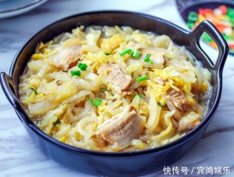 炖酸菜时,酸菜别直接就下锅,大厨教我1招,酸脆入味好吃还不腻