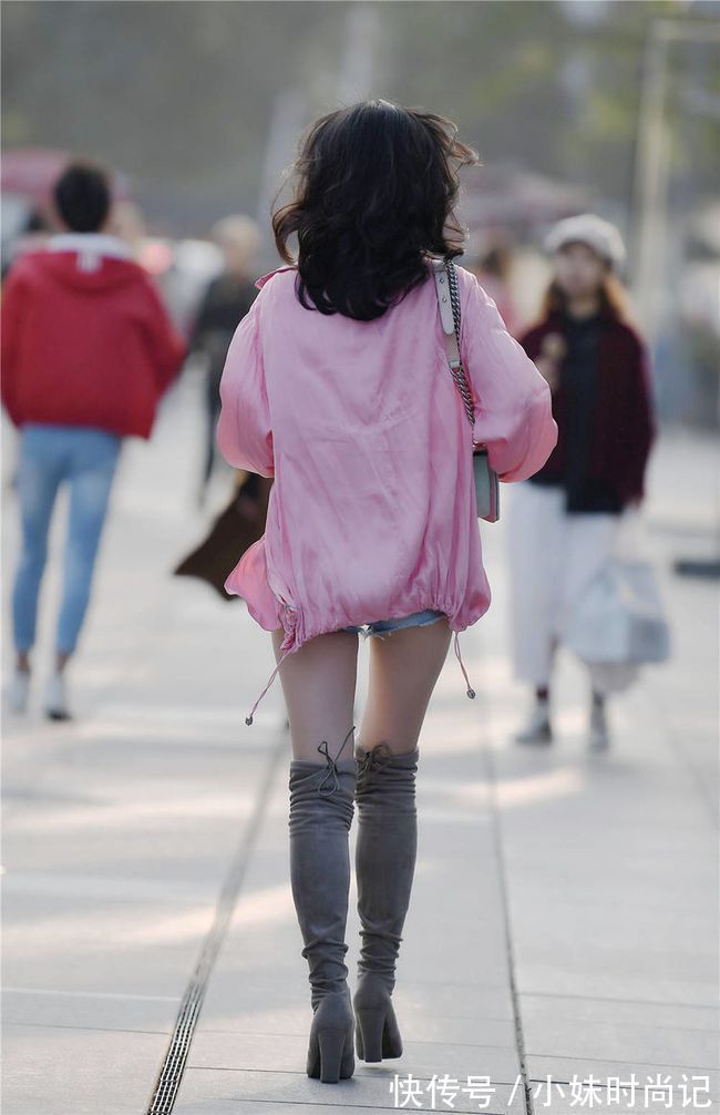 穿搭|毛边牛仔短裤,搭配粗跟过膝长靴,是时尚穿搭呀