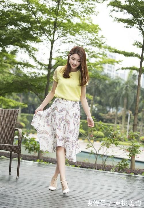 穿搭|清新淡雅的小姐姐,白色卫衣穿搭,满满的少女活力!