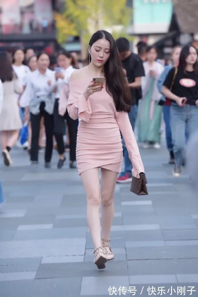 吊带 连衣裙的穿搭各具特色,更优雅和自信,时尚圈中穿搭模板