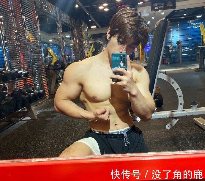 麒麟臂|爱健身的90后,胸肌发达麒麟臂健壮,在健身房常丢衣服!