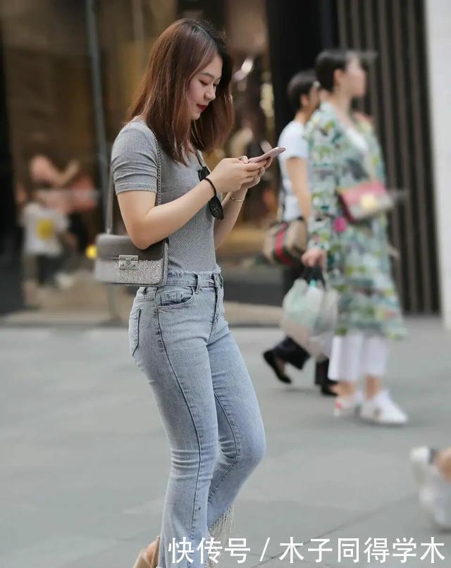 搭配|绿色休闲上衣搭配蓝色牛仔打底裤，美女一枚，不会出错的