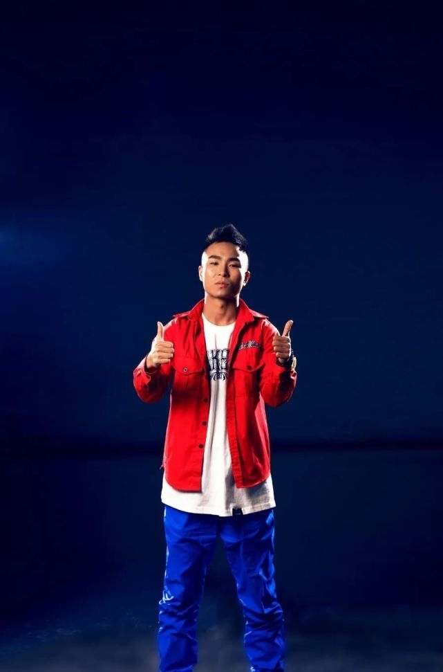 90后小伙把爱好当事业,曾从设计师变舞者,如今拥有600平米场地用于街舞教学!